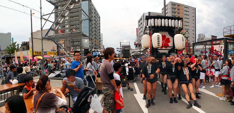 グランドプラザ前に向かう男御輿 17:11