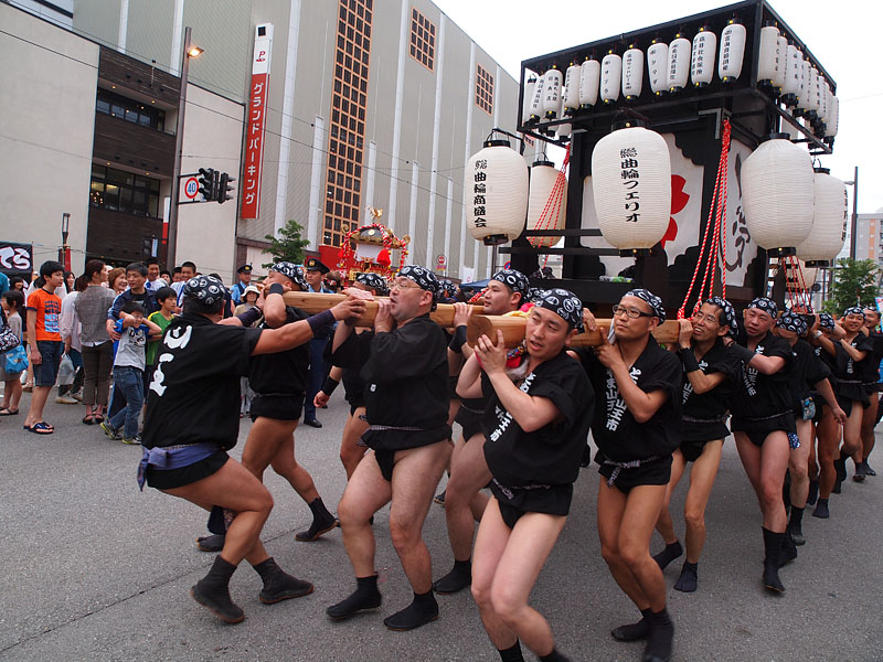 グランドプラザ前に還ってきた男御輿 17:14