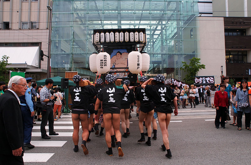 グランドプラザ前の御輿練り