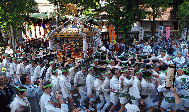 歌舞伎座前を通過する御本社神輿