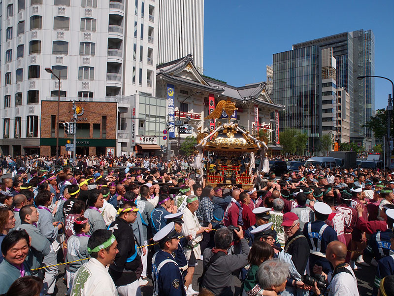 新歌舞伎座前を通過する御本社神輿/鐵砲洲祭'13 2013.05.03 14:01:33