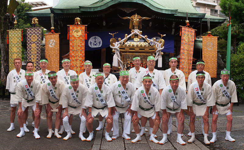 松戸純一会長ら弥生会幹部の記念撮影 07:41