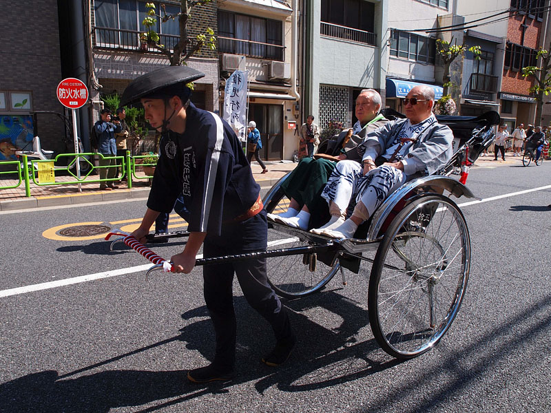神輿を先導する福井隆之大祭委員長の人力車 09:23