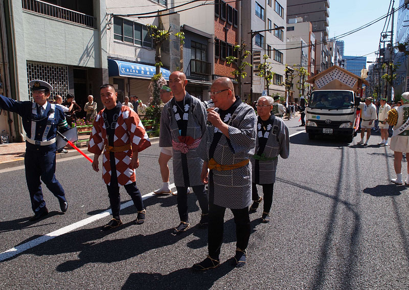 人力車に続く鳶頭衆とお囃子車