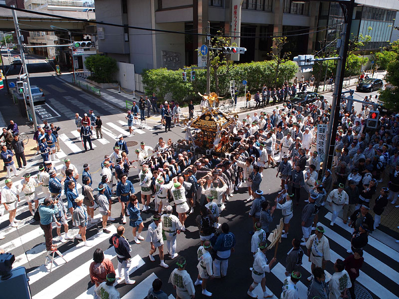 銀座ラフィナート前を左折する神輿 09:54