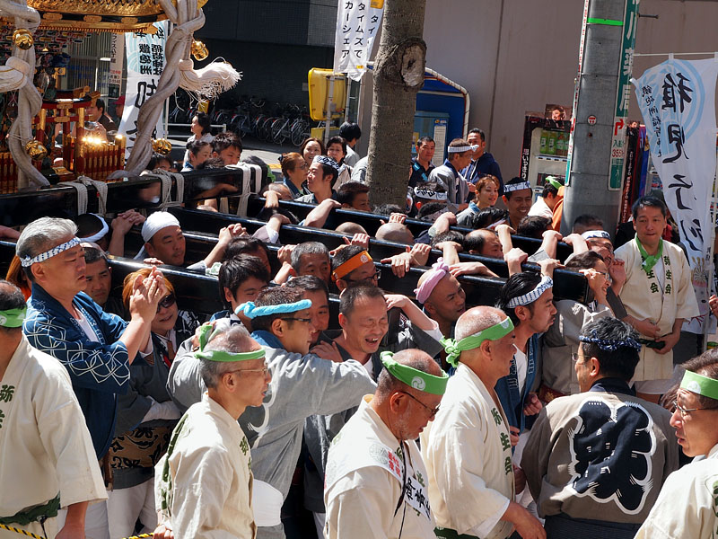 入船一丁目を西進する神輿 09:28