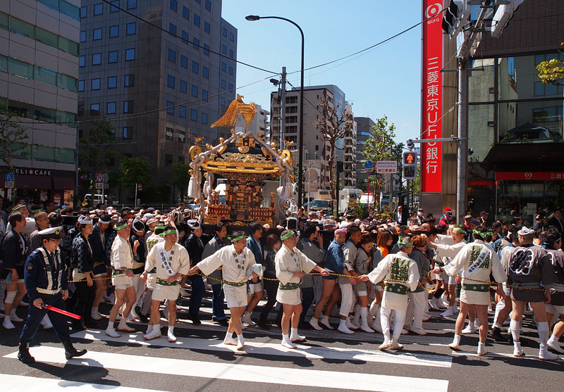 三菱東京UFJ銀行前を西進する神輿 09:32
