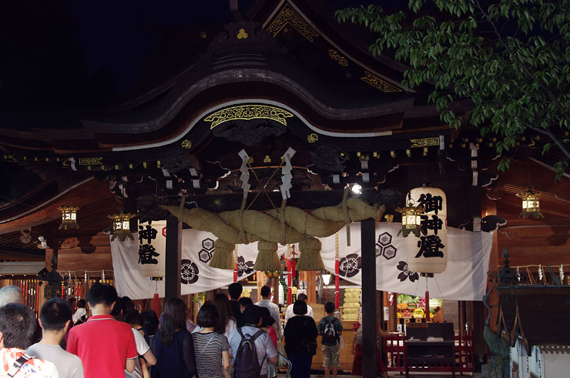 夜も参拝客で賑わう櫛田神社