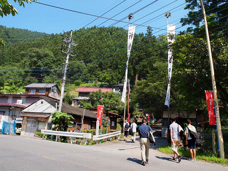 徒歩で熊野神社参道入口に到着　09:46