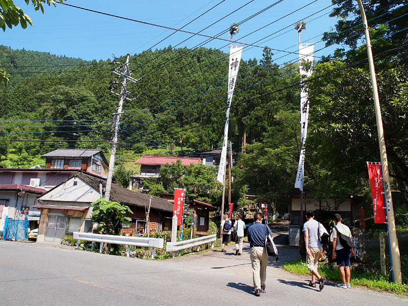 徒歩で熊野神社参道入口に到着 09:46