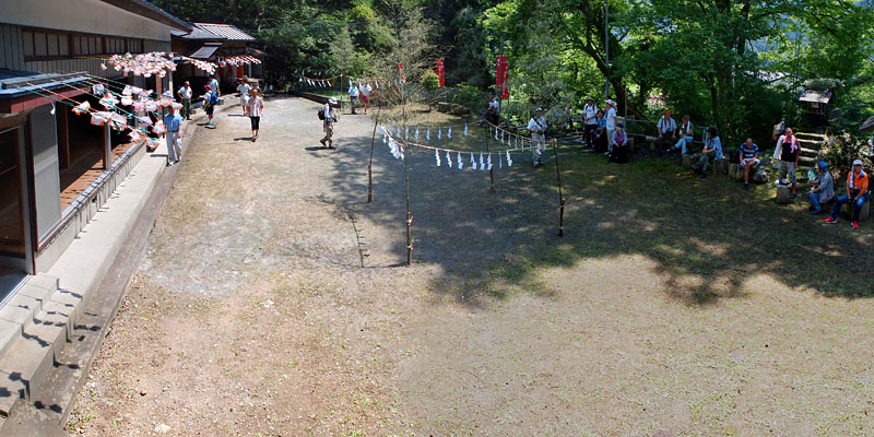 「甘酒こぼし」が行われる広い境内 / 熊野神社 10:40