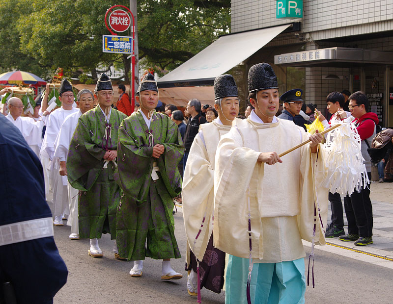 筥崎宮から陰陽一対の宝珠を玉取恵美須神社へ運ぶ 13:14