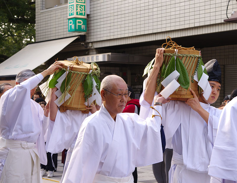 玉櫃に入った陰陽一対の宝珠