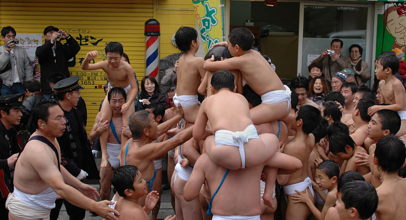 肩車の争奪戦