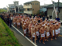 長良川沿いの道路を進む裸の集団
