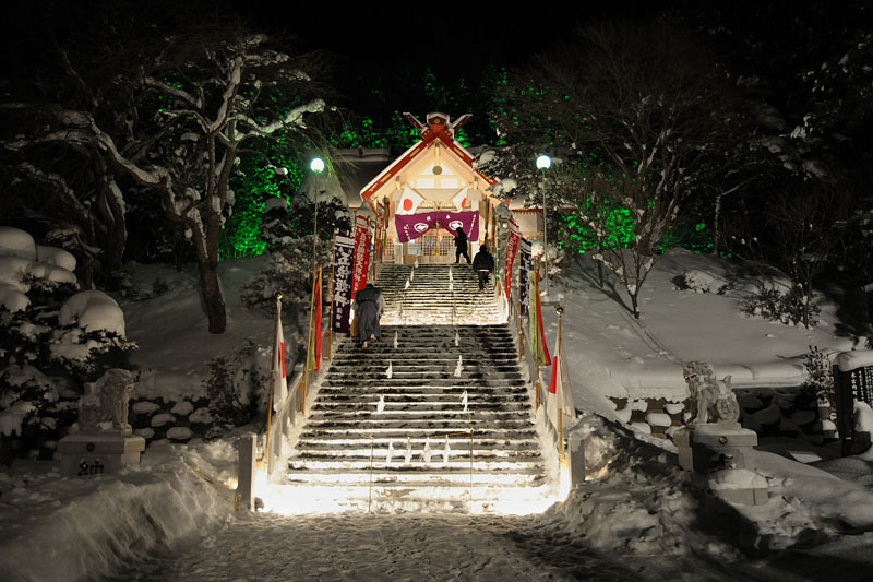 ライトアップされた雪中の佐女川神社（北海道木古内町） 2014.1.13 17:44