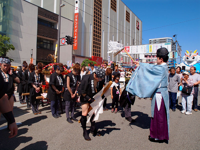 日枝神社・平尾旨明宮司による炎天下の御祓い 14:35