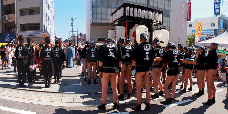 炎天下の御輿神事