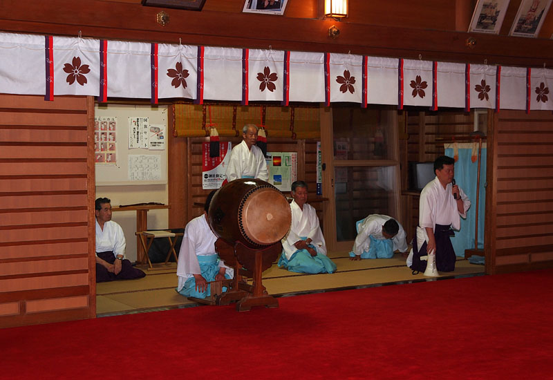 控えの間で司会する神職 14:18