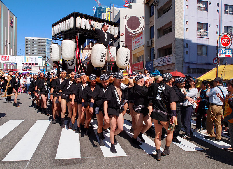 動き出した黒褌御輿 14:46