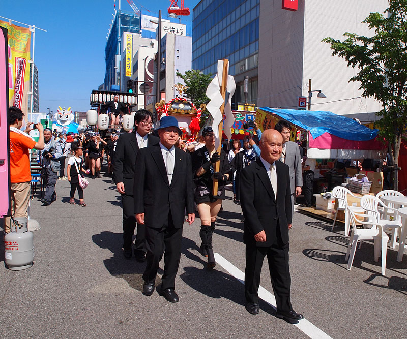 役員が先導する御輿巡行 14:46