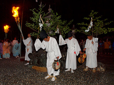 山神社祭 4/7 〜三本の触榊を持つ御先供係たち〜
