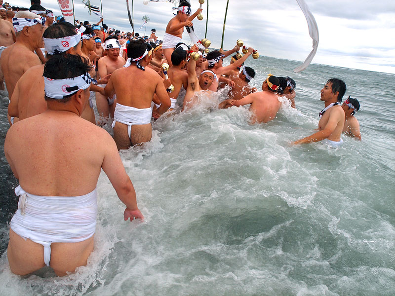 祭組の浜垢離【五】 〜大波の洗礼!〜