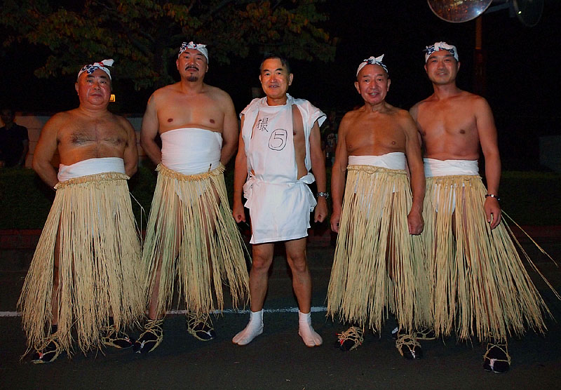 西中区・二番觸参加者4人と記念写真/二番觸・会所前 20:54