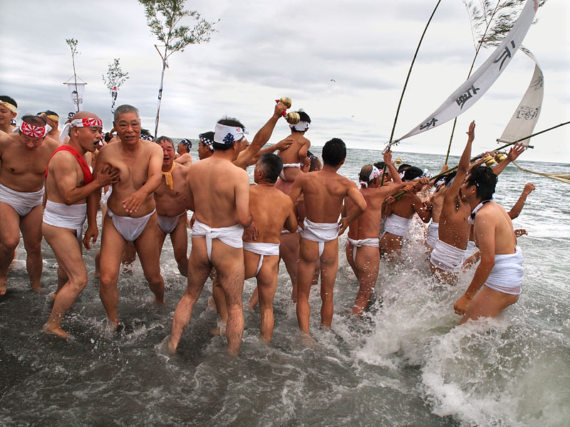 祭組の浜垢離【壱】 〜裸っぽ集団の中に入って激写!〜