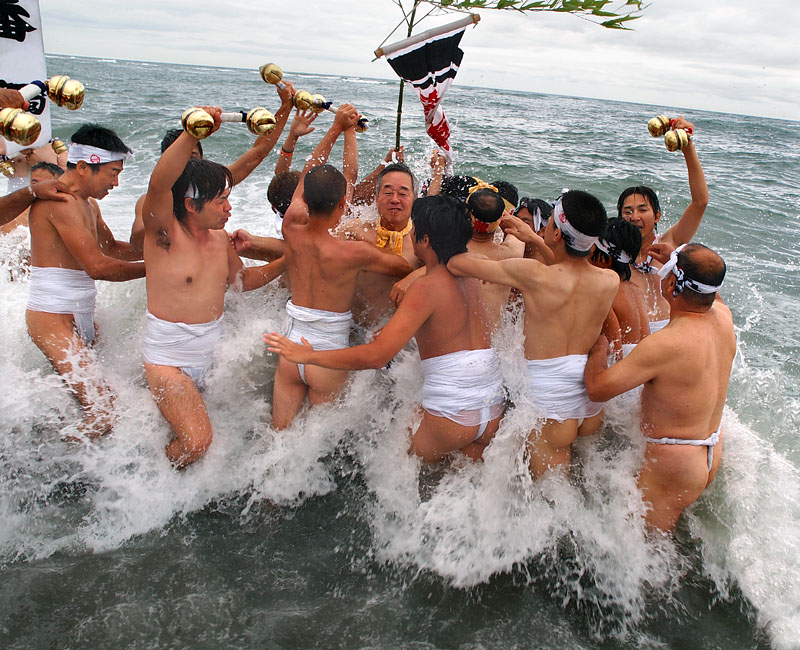 祭組の浜垢離【拾弐】 〜波の中の鬼踊り〜