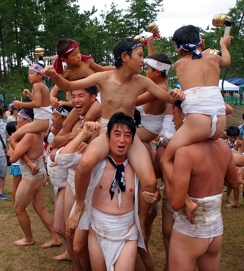松原の祭広場【参】 〜お父さんの肩車〜