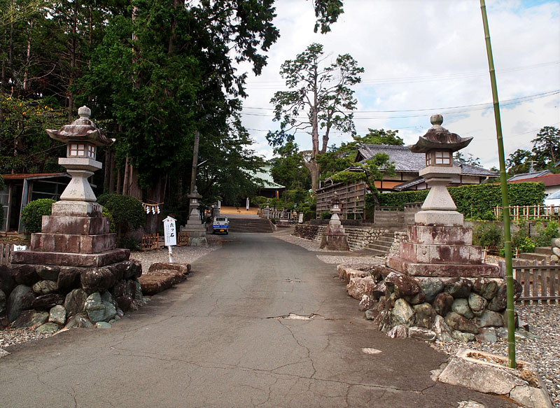 山神社〜六ッ石(楼門礎石)〜拝殿