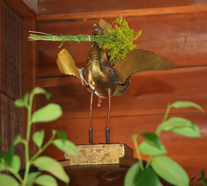 神輿の頂上で羽ばたく鳳凰