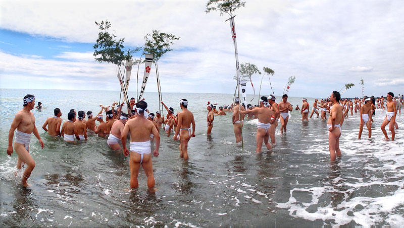 大勢の祭組で賑わう浜垢離 1/2 11:26