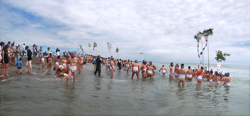大勢の祭組で賑わう浜垢離 2/2 11:29