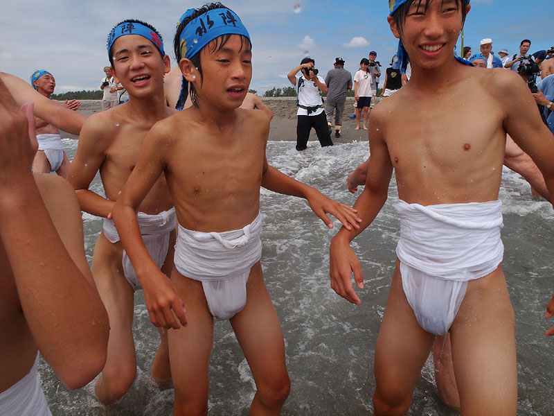 西区水陣の浜垢離 【四】 〜同じ褌姿で裸っぽに大接近!〜