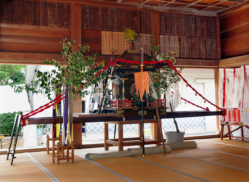 御神庫から拝殿に移された宮神輿 13:45