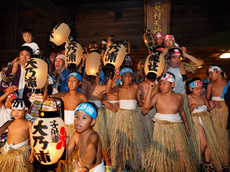 子供連の堂入り 【弐】 〜拝殿 前で盛り上がる東中区〜 18:24