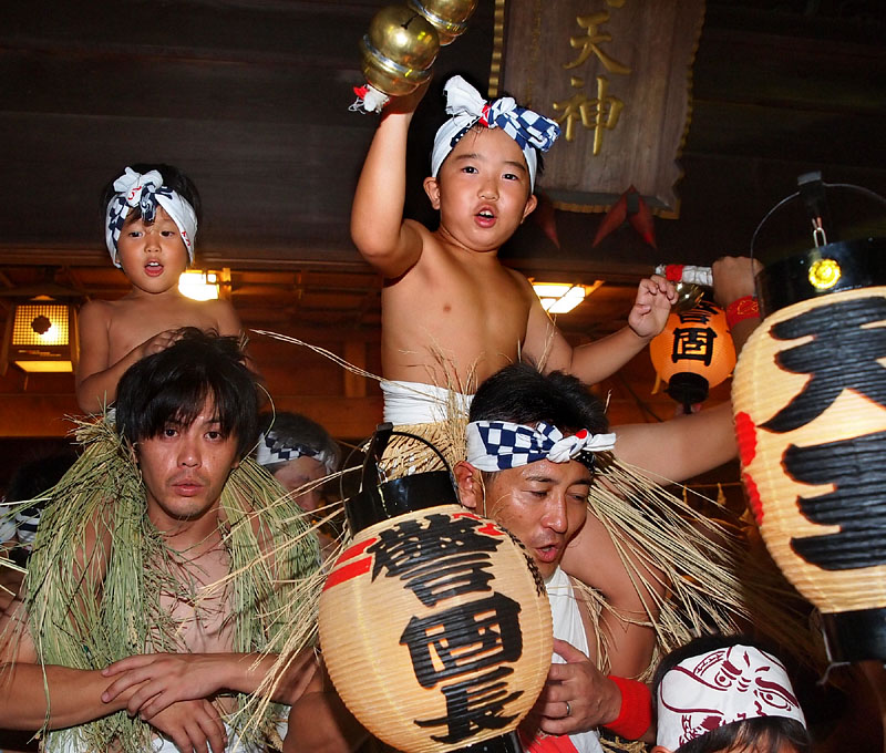子供連の堂入り 【五】 〜神前で觸鈴を打ち鳴らす二番觸の子〜