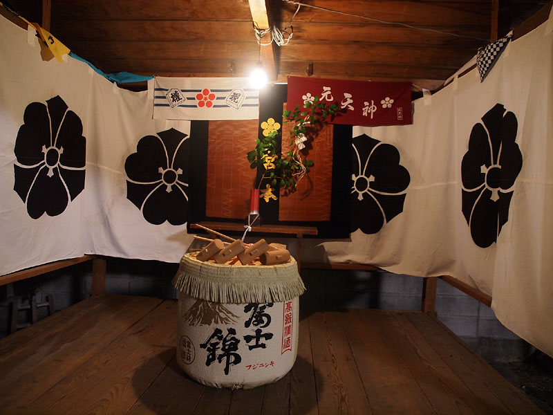 参道の飾り付け / 東区町内 19:01
