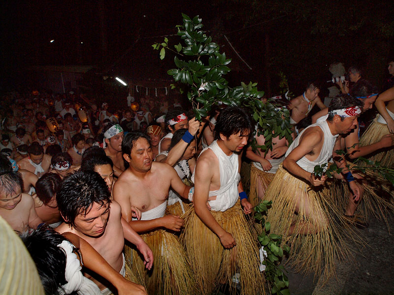 堂入り・鬼踊り 【拾参】 〜榊を持って堂入りする最大集団・東中区の裸っぽたち〜