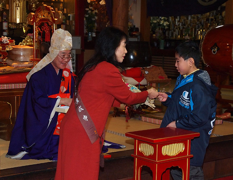 冬至祈祷会 【弐拾壱】 〜住職の奥様より数字三桁の当たり籤くじと引き替えに賞品をもらう〜 14:19