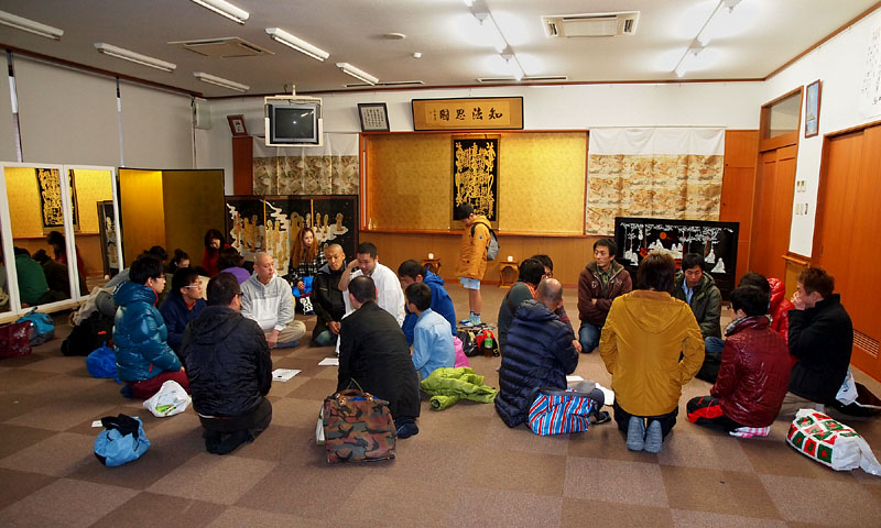 控室にて水行の説明会 14:36