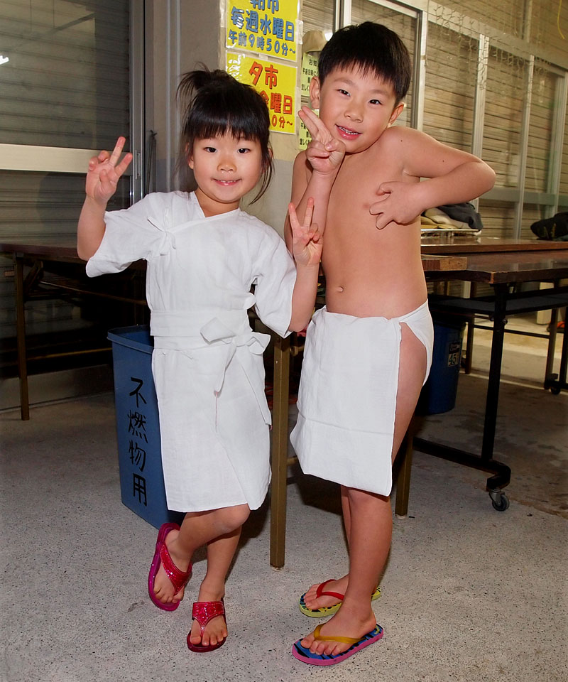一番乗りの最年少行者・谷川天花ちゃんと籠瀬終音くん(各6歳)