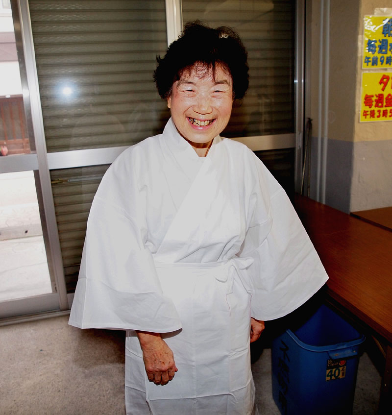 連続6回目で喜寿の水行となる最長老・高円富美子さん(77歳) 15:09