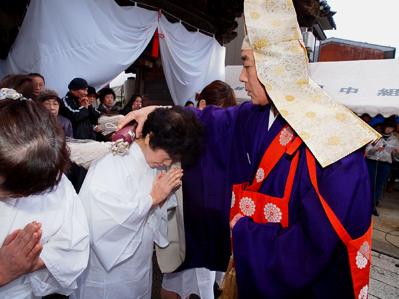昼の部第2組 【弐】 〜谷川住職による祈祷をうける最長老77歳の高円富美子さん〜