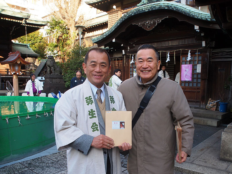 松戸会長にDVDの入った福袋を謹呈 08:39