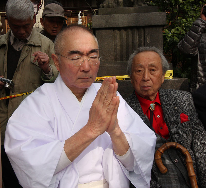 〜水行の間中手を合わせる中川文隆宮司〜