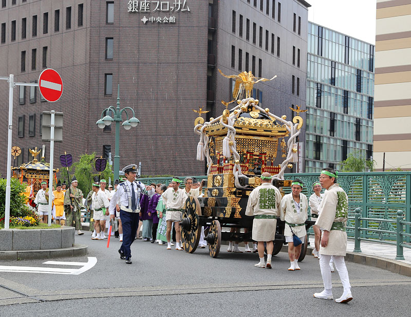 銀座ブロッサム前の神輿列 2/2