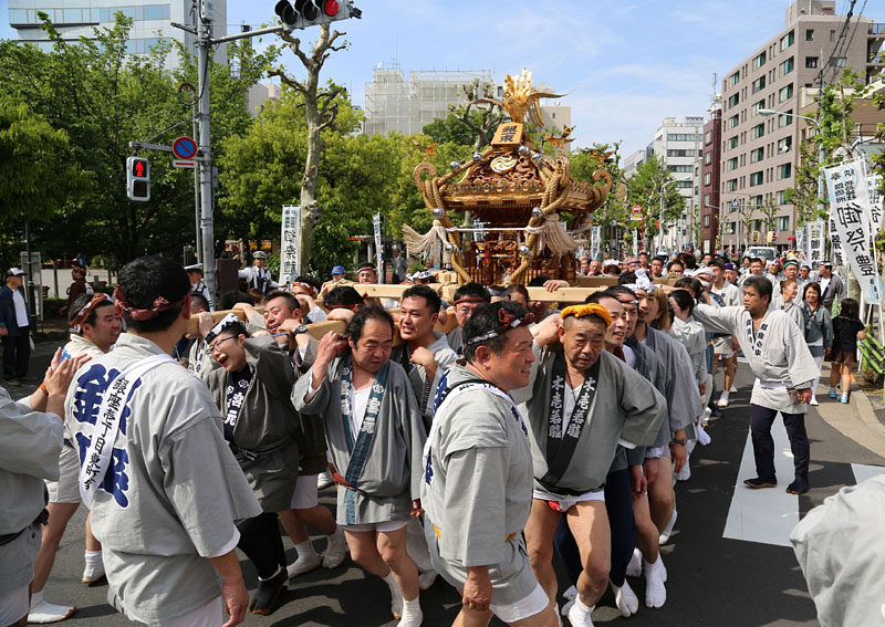 銀座一丁目東町会の神輿渡御 14:22